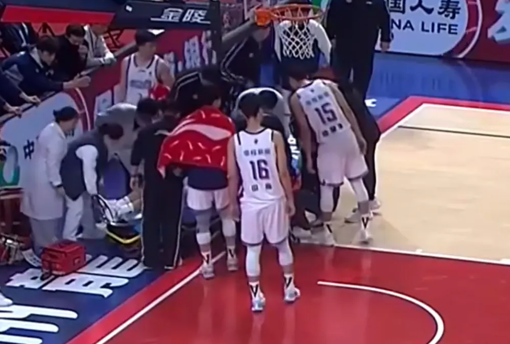 脖子扭伤！CBA广告牌又伤一人，需要做出改变！