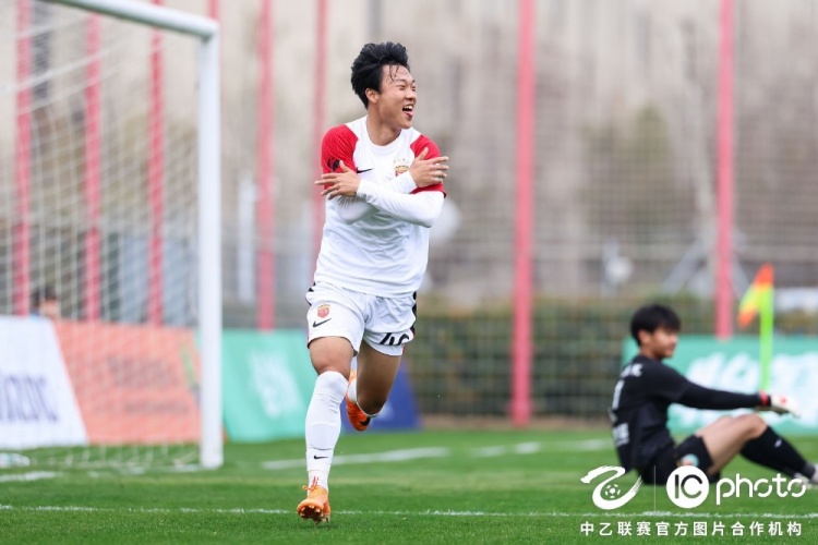 kaiyun-上海海港富盛经开6-1上海赛更达，李圣龙双响杨黔东获处子球